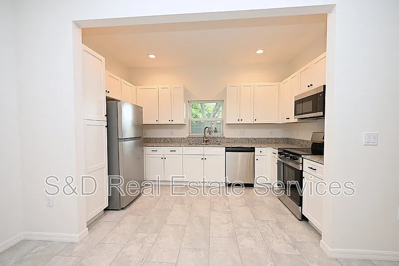 3 bed, 2.5 bath, 1619 sqft, $1,800 — Photo 2