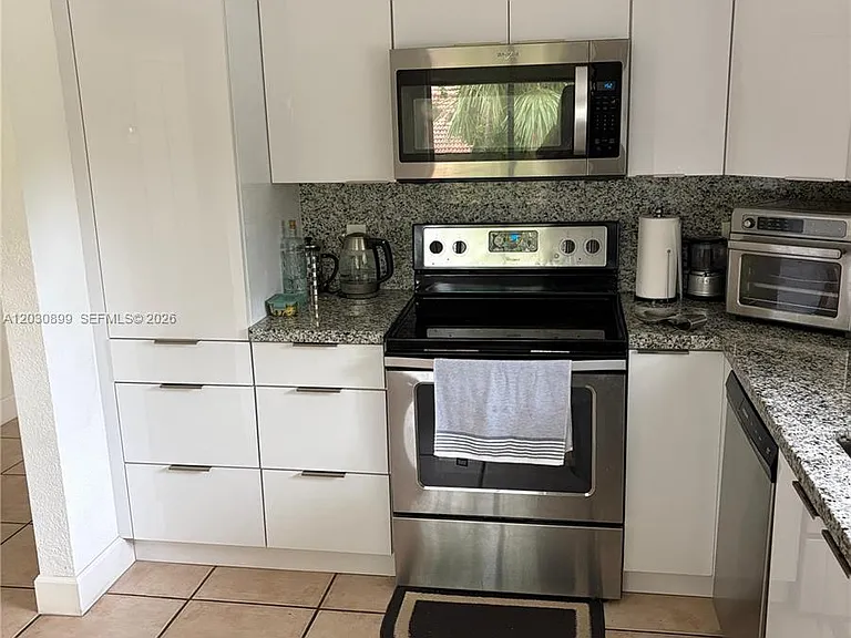 16184 Laurel Dr #204 — Photo 7