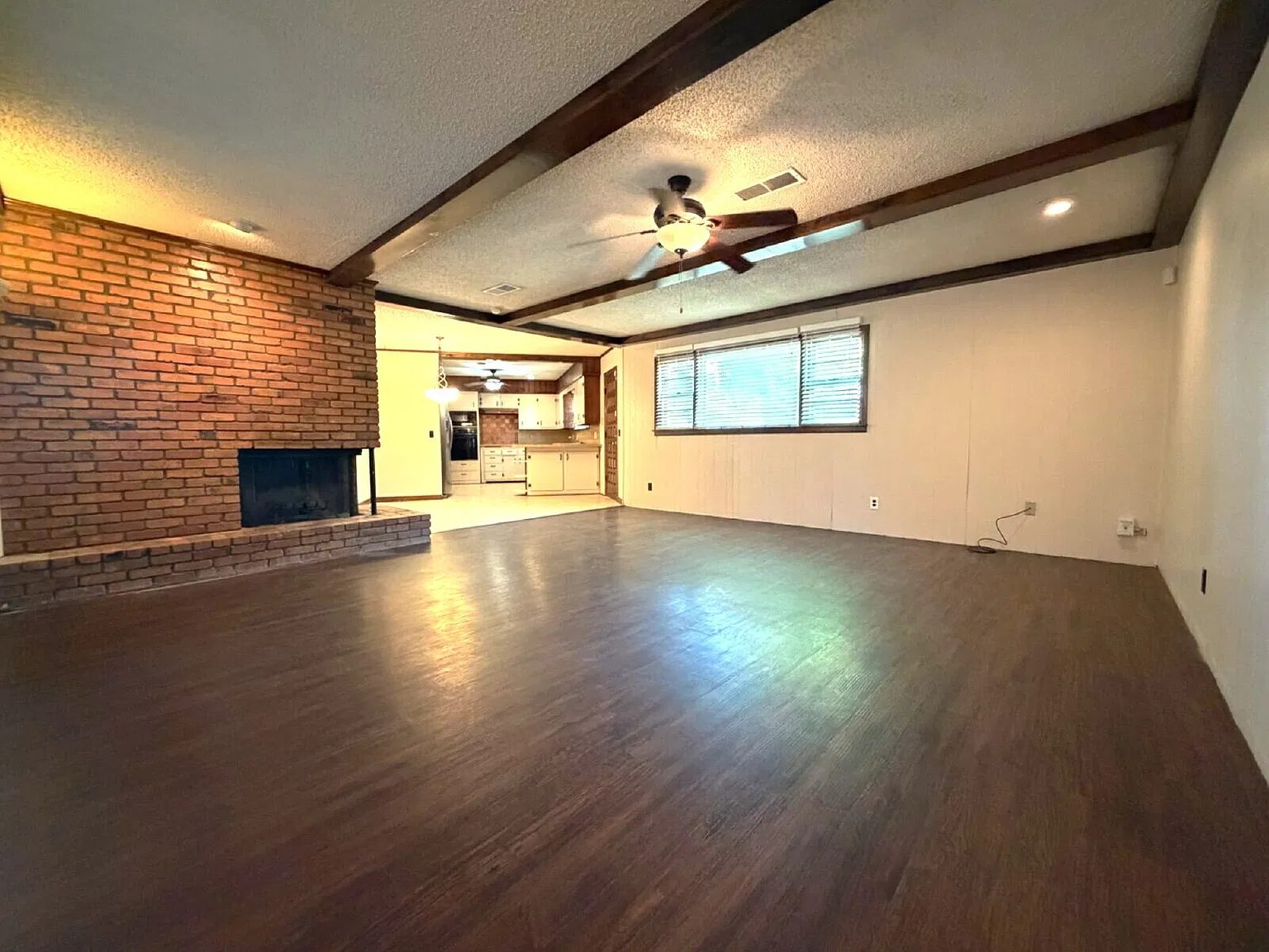 4 bed, 2.0 bath, 2384 sqft, $1,800 — Photo 2
