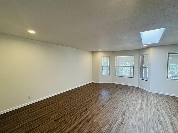 3rd image of 4707 Huntington Dr NE