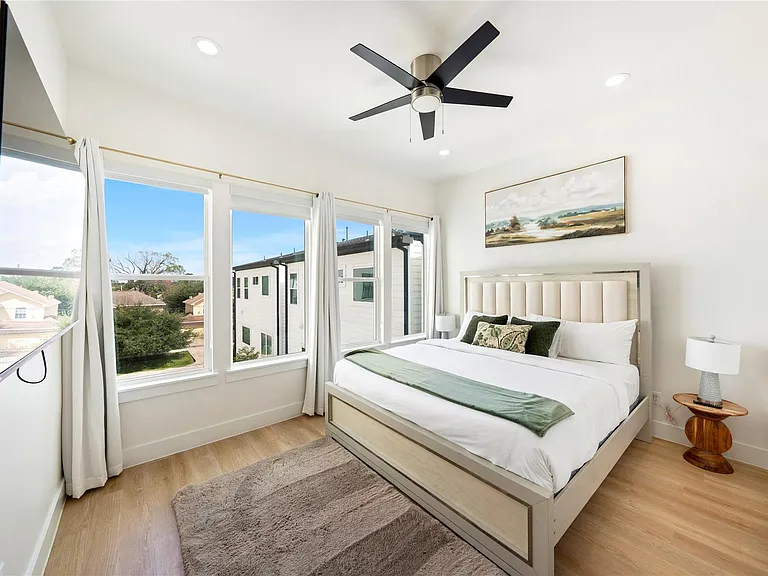 3008 Delano St — Photo 8