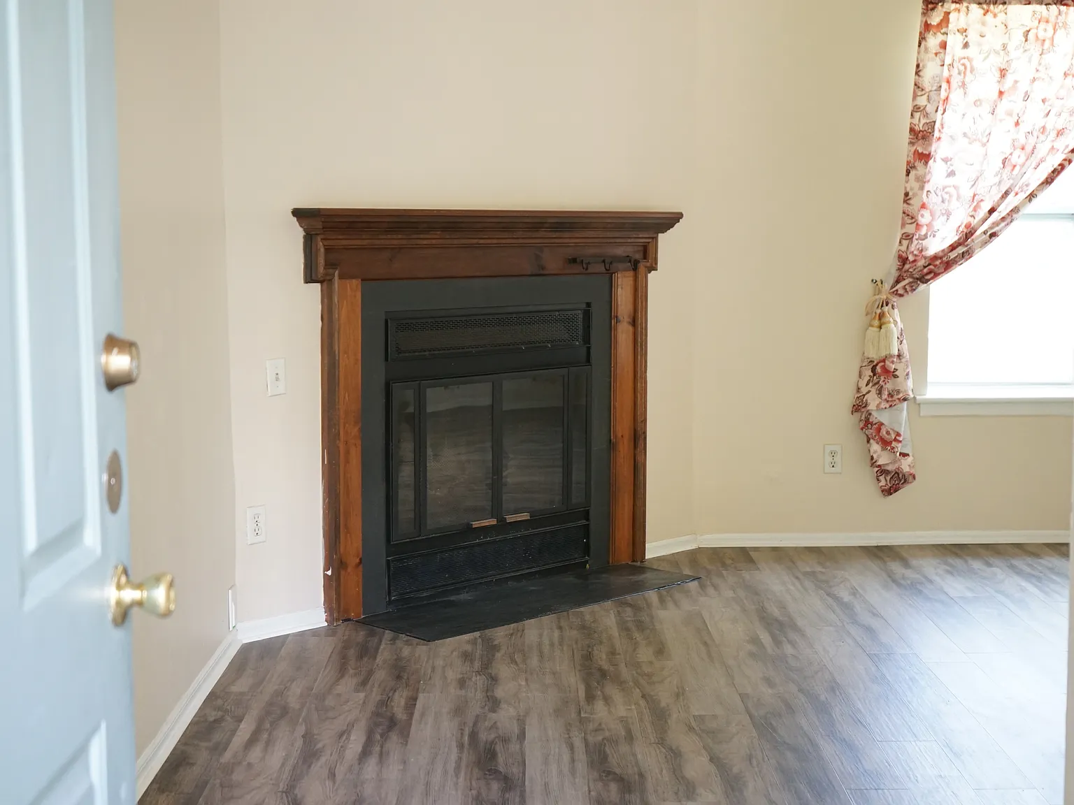 3 bed, 1.5 bath, 1184 sqft, $2,500 — Photo 2