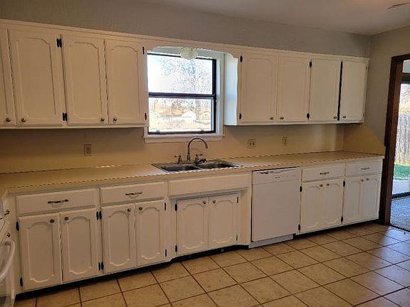 2nd image of 909 E Bradley Ave