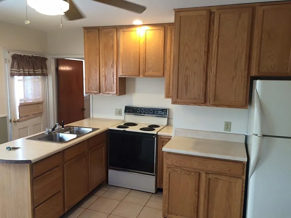 2 bed, 920 sqft, $1,800 — Photo 3