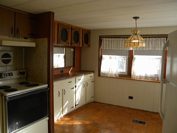 3rd image of 26 Rosewood Dr