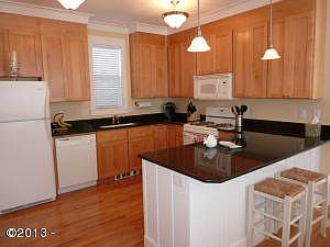 5th image of 2752 SW Beach Ave
