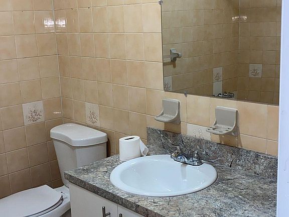 4th image of 1650 W 44th Pl APT 226