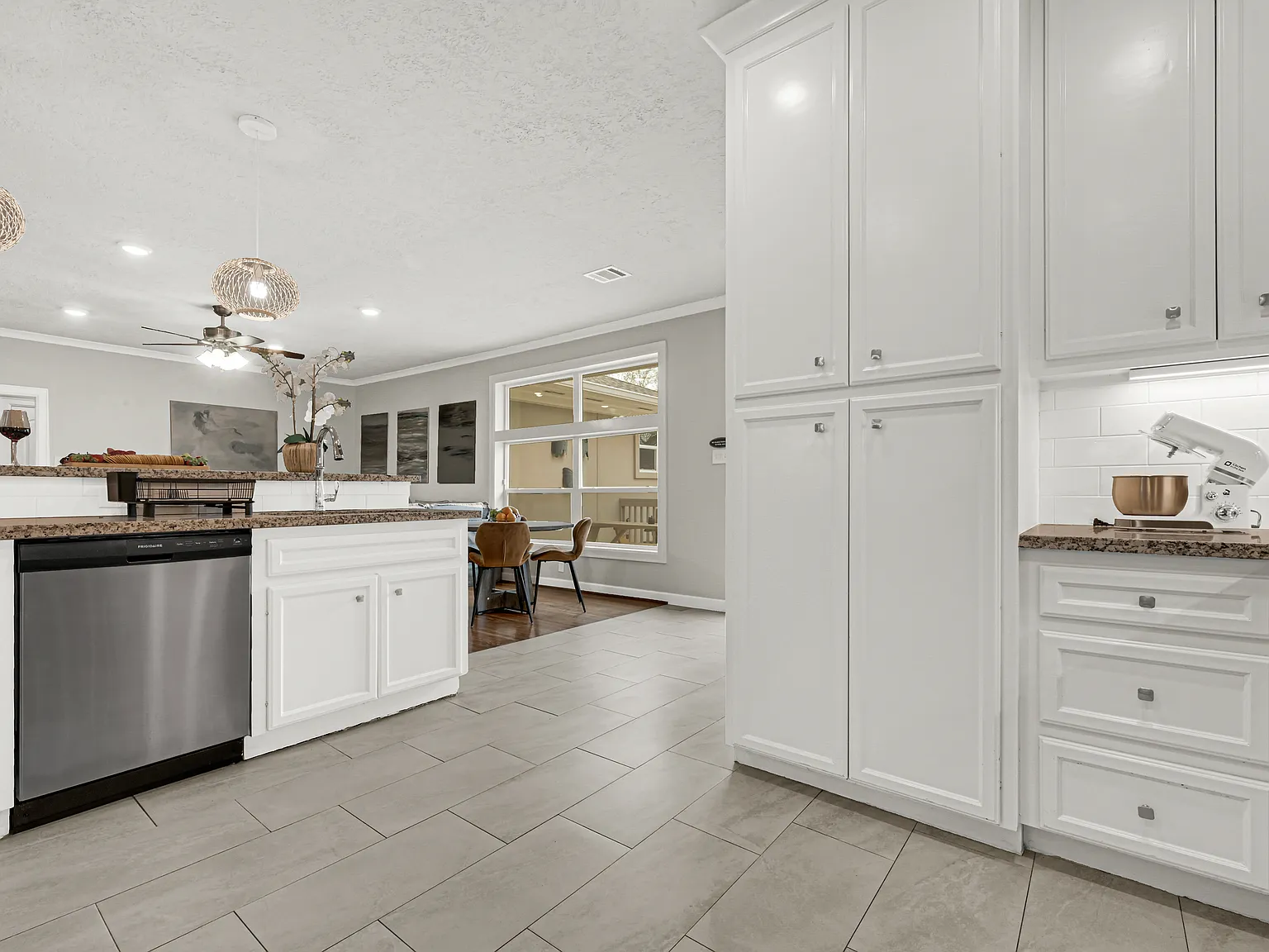 4 bed, 2000 sqft, $7,400 — Photo 2
