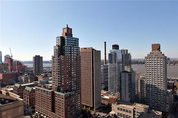 Sold by OneWorld Property Advisors | media 2