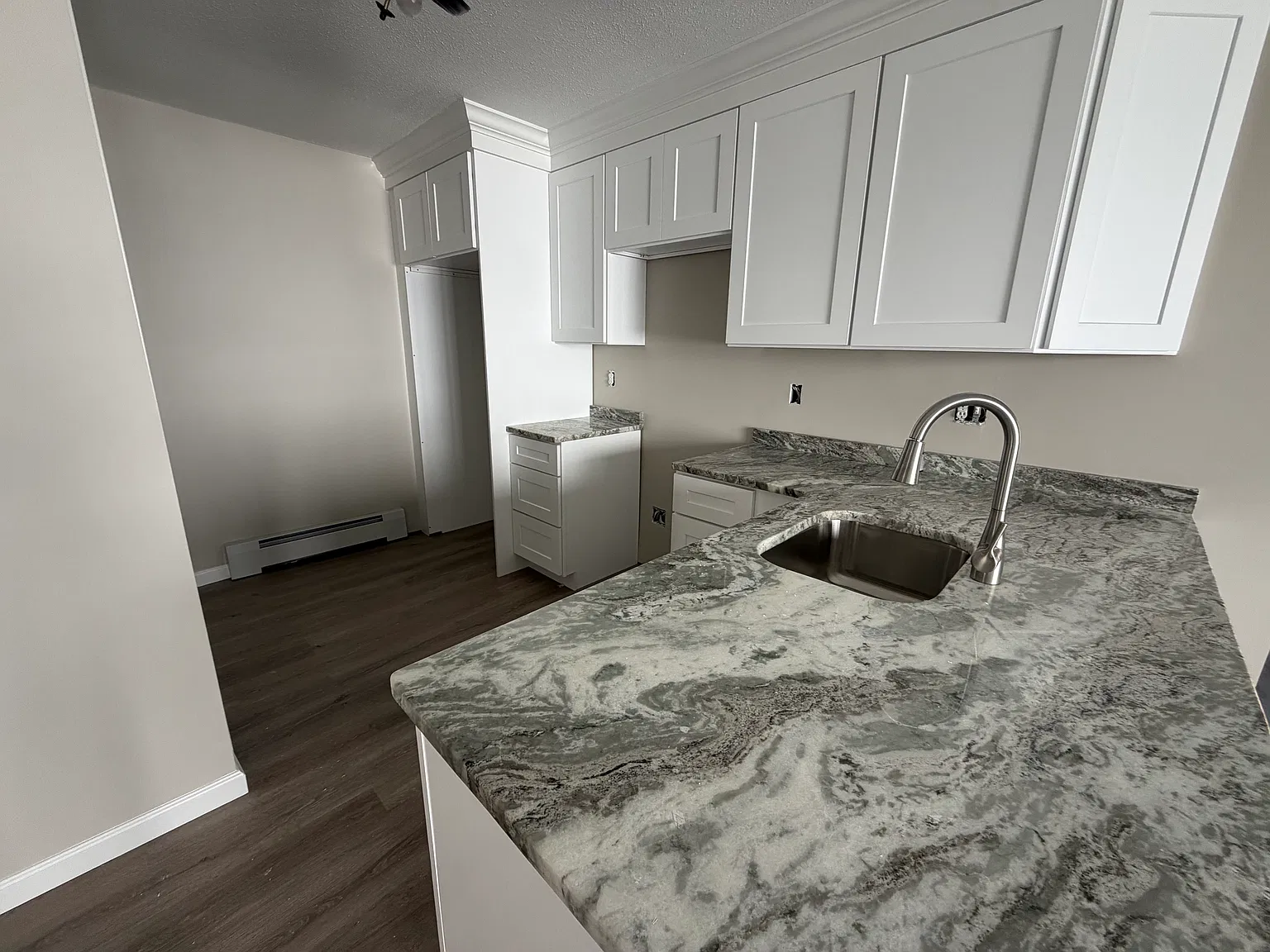 2 bed, 892 sqft, $2,200 — Photo 4