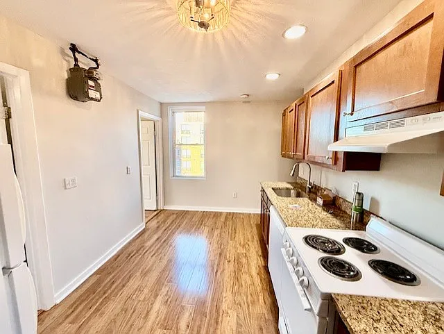 3 bed, 999 sqft, $4,575 — Photo 2