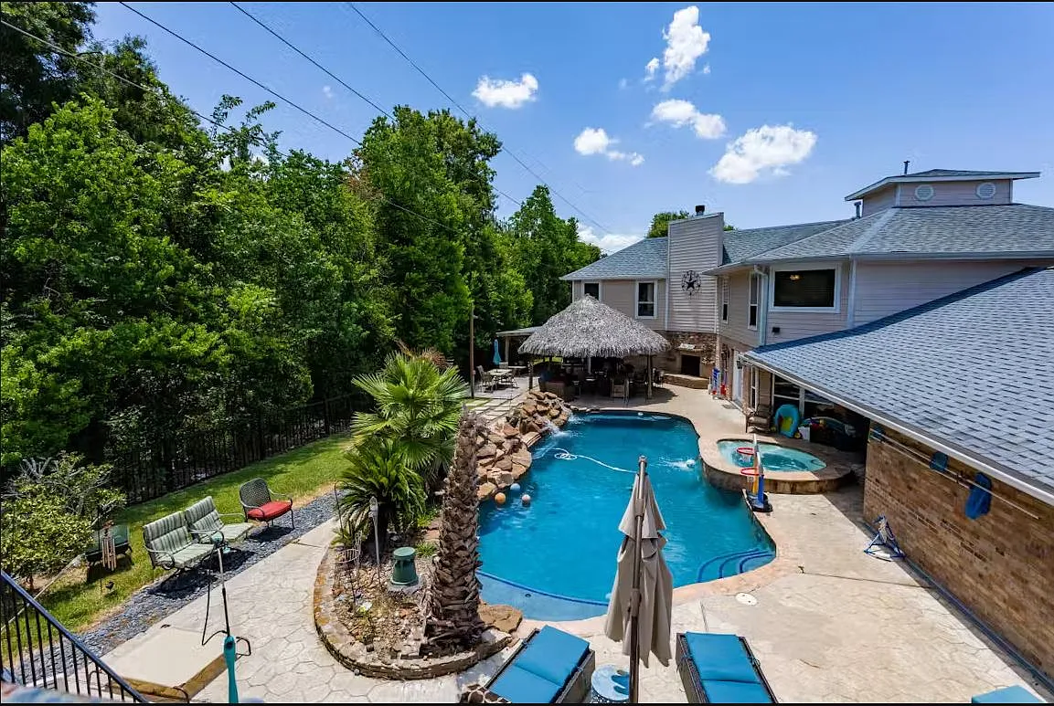 6 bed, 11716 sqft, $9,100 — Photo 1