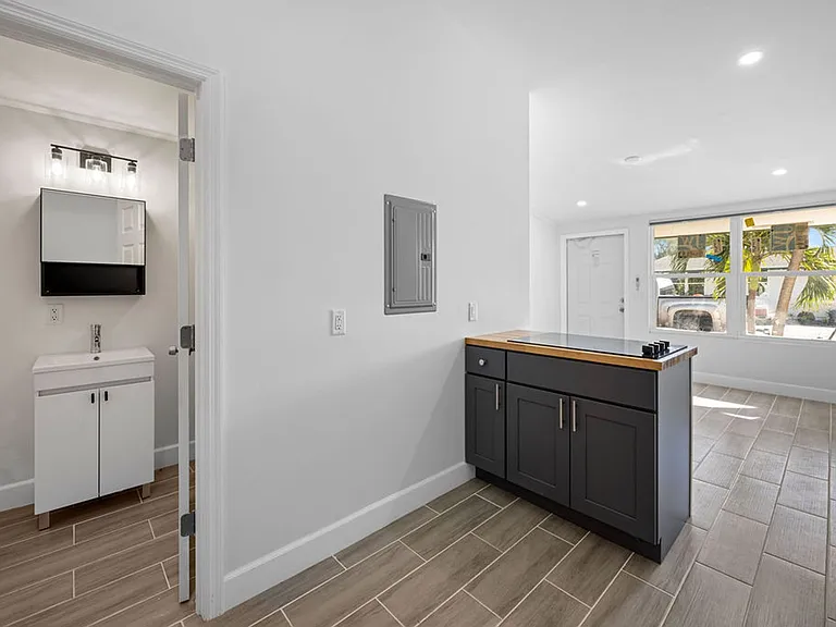 Australian Pines Apartments — Photo 35