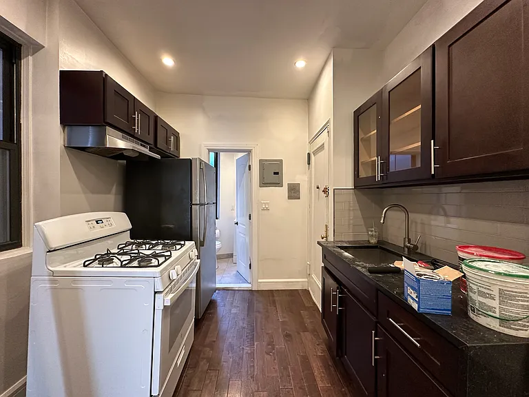 226 W 4th St #5 — Photo 9