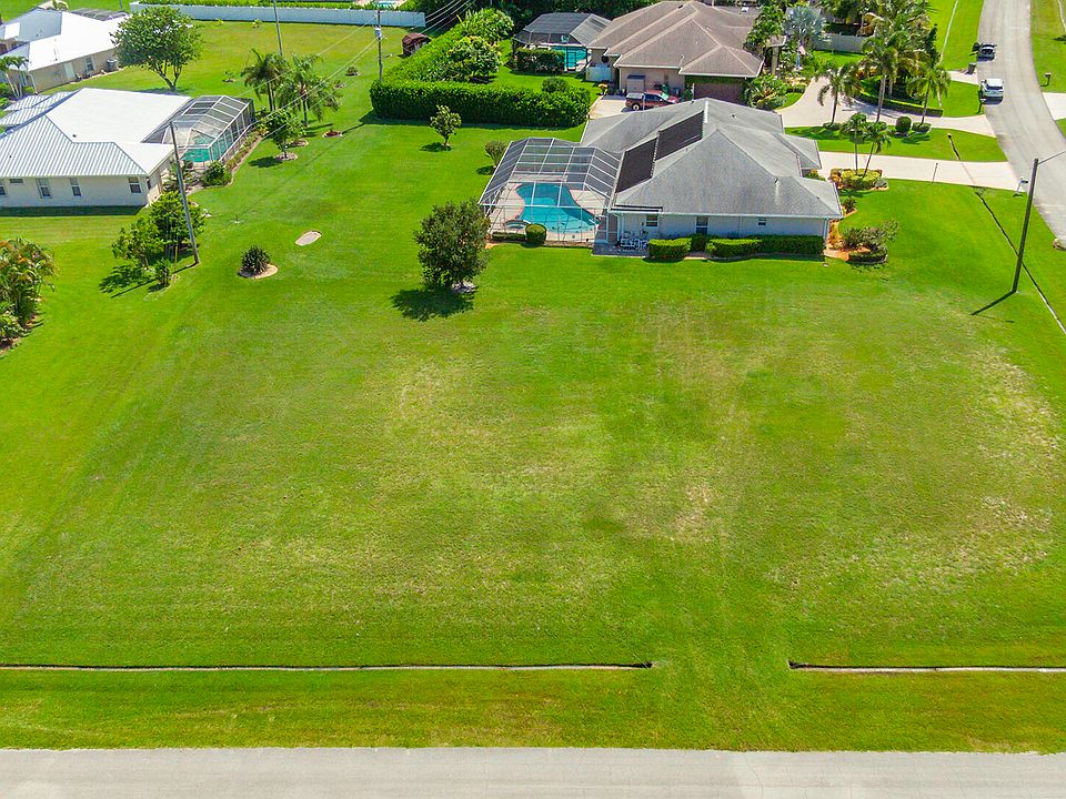 2nd image of 163 SW Hawthorne Circle