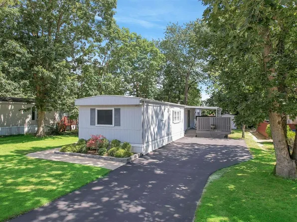8 Daisy Drive, Bohemia, NY 11716