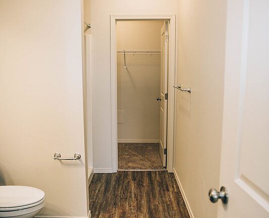 5th image of 318 S Marigold Ln