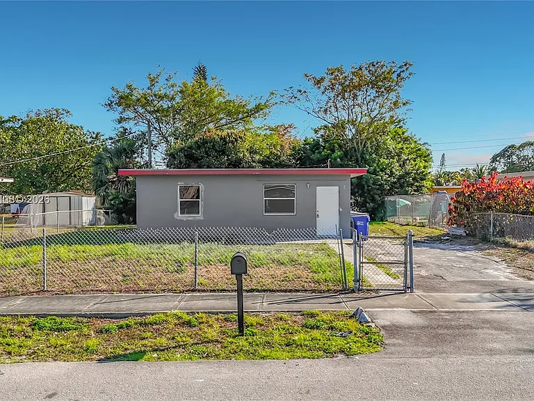 2408 NW 8th St — Photo 8