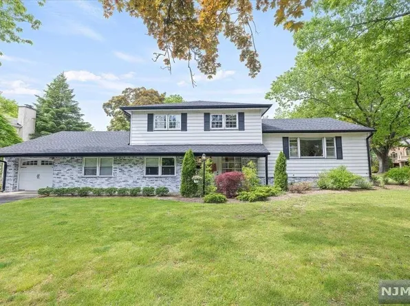 116 W Midland Ave, Paramus, NJ 07652