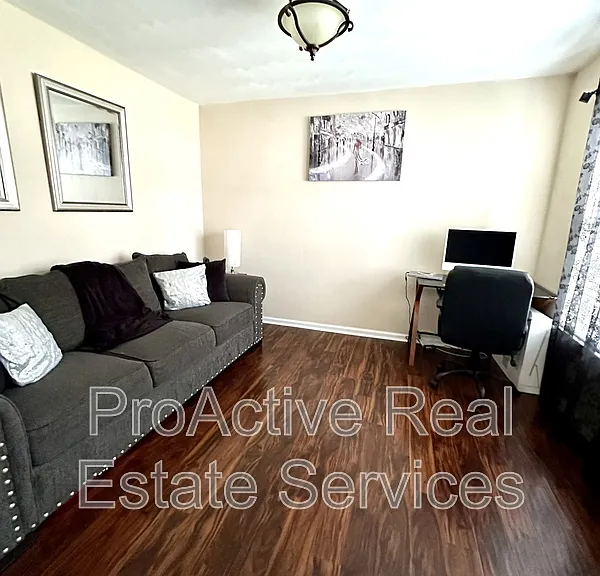 5123 Bute St — Photo 2