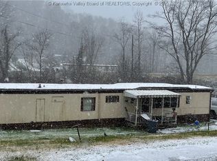 105 Hodges Rd, Hurricane, WV 25526