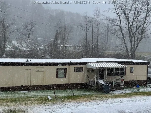 105 Hodges Rd, Hurricane, WV 25526