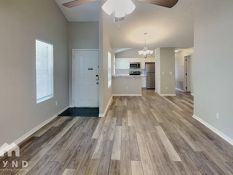1729 Chatham Cir — Photo 2
