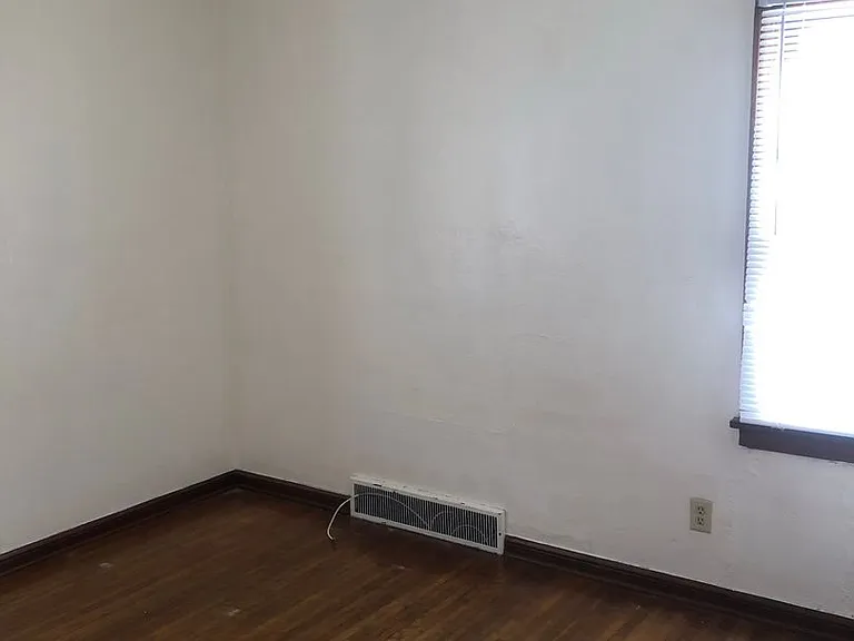555 Woodsdale Ave — Photo 9