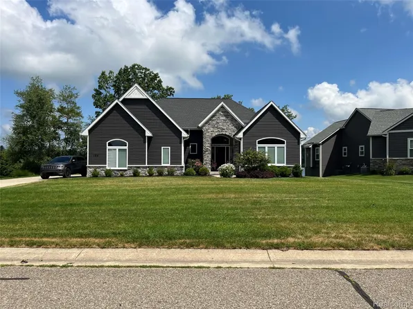 132 Lakeshore Dr, Clarkston, MI 48348