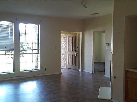 4th image of 1753-1755 Creekview Dr