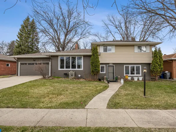 1422 10th Ave S, Moorhead, MN 56560