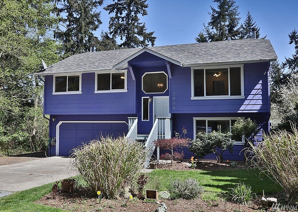 Well maintained home "move in ready" & tastefully landscaped. Flexible floor plan-Live Work Play Whidbey! Check out Video Tour.