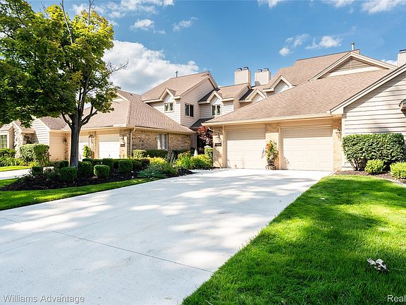 3rd image of 18048 Blue Heron Dr W