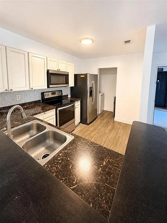3 bed, 1305 sqft, $2,600 — Photo 4