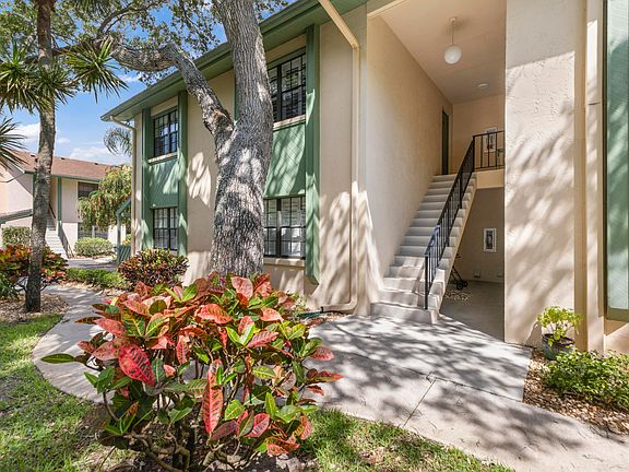 3rd image of 910 E Causeway Blvd APT B12