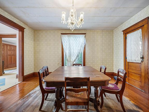4th image of 684 N Water St