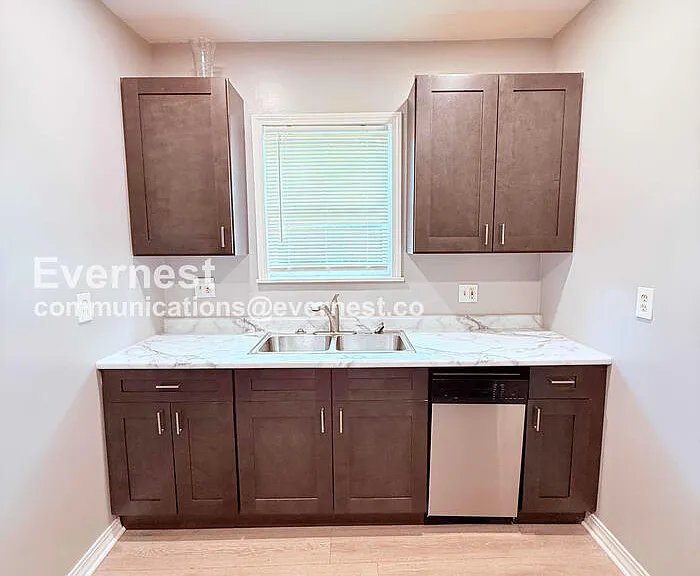 2047 Seward Ave — Photo 5