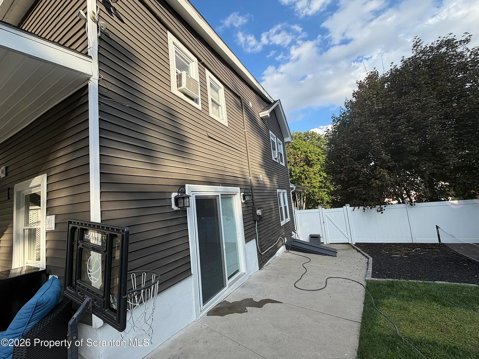5 bed, 2.0 bath, 1316 sqft, $2,250 — Photo 4