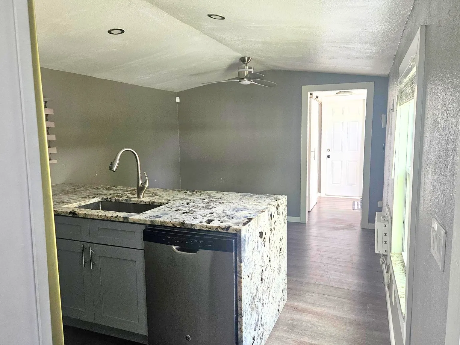 1 bed, 1.0 bath, 432 sqft, $1,200 — Photo 2