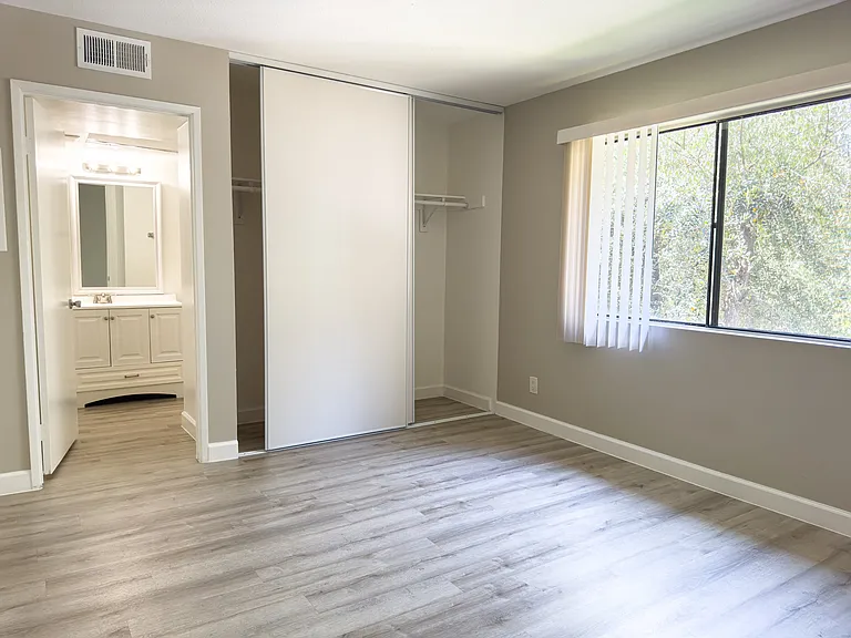 Jordan Apartments — Photo 8