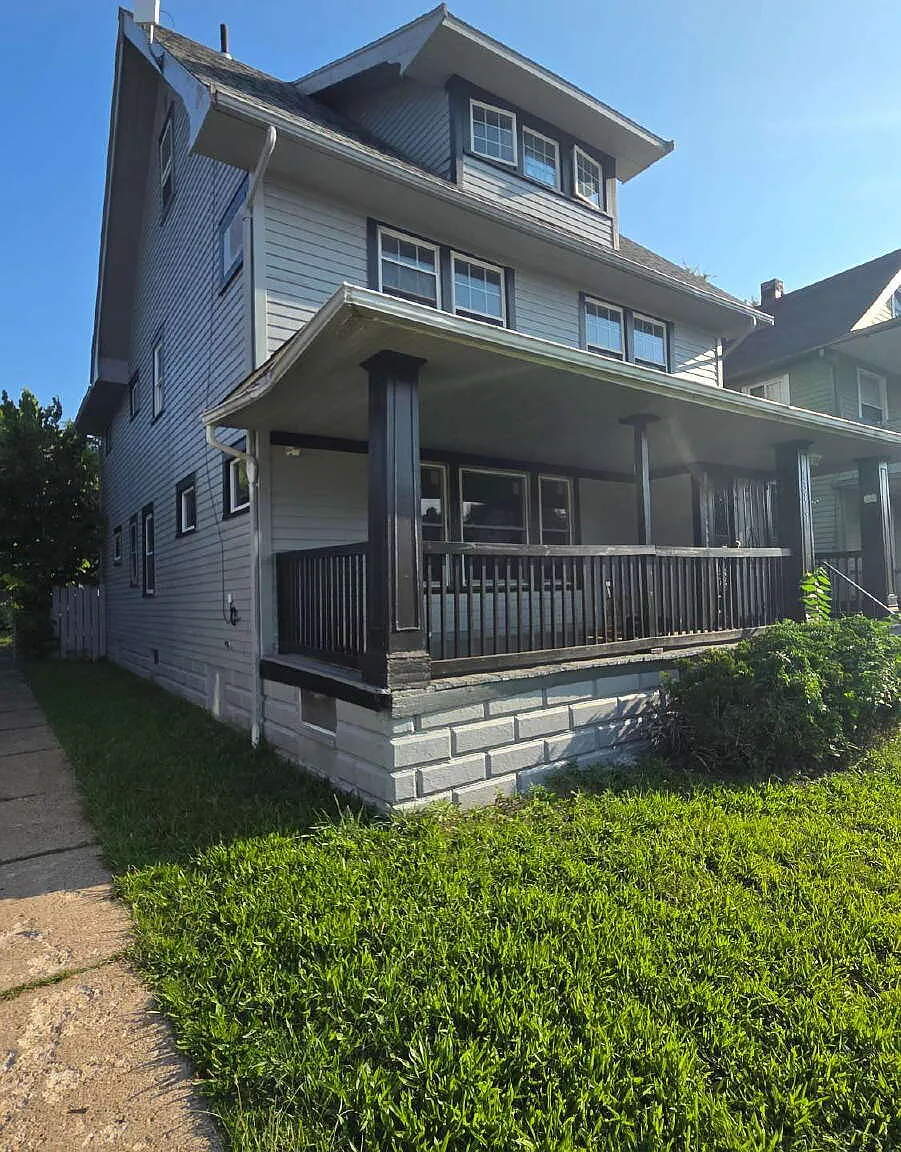 2 bed, 1.0 bath, $1,025 — Photo 2