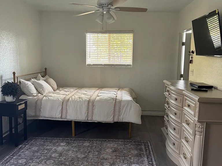 981 E La Verne Ave — Photo 1