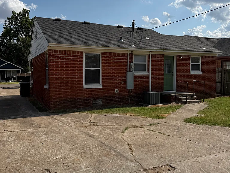 628 W Ford St — Photo 2