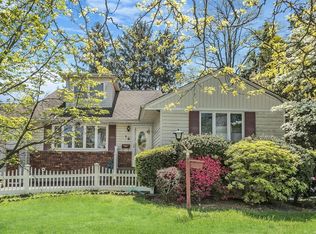 19 Hemlock St, Merrick, NY 11566