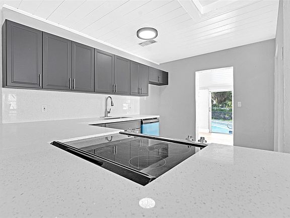 3rd image of 928 32 Street