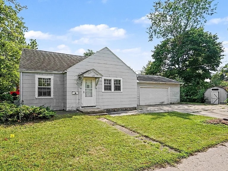 114 Eastlawn Dr — Photo 1