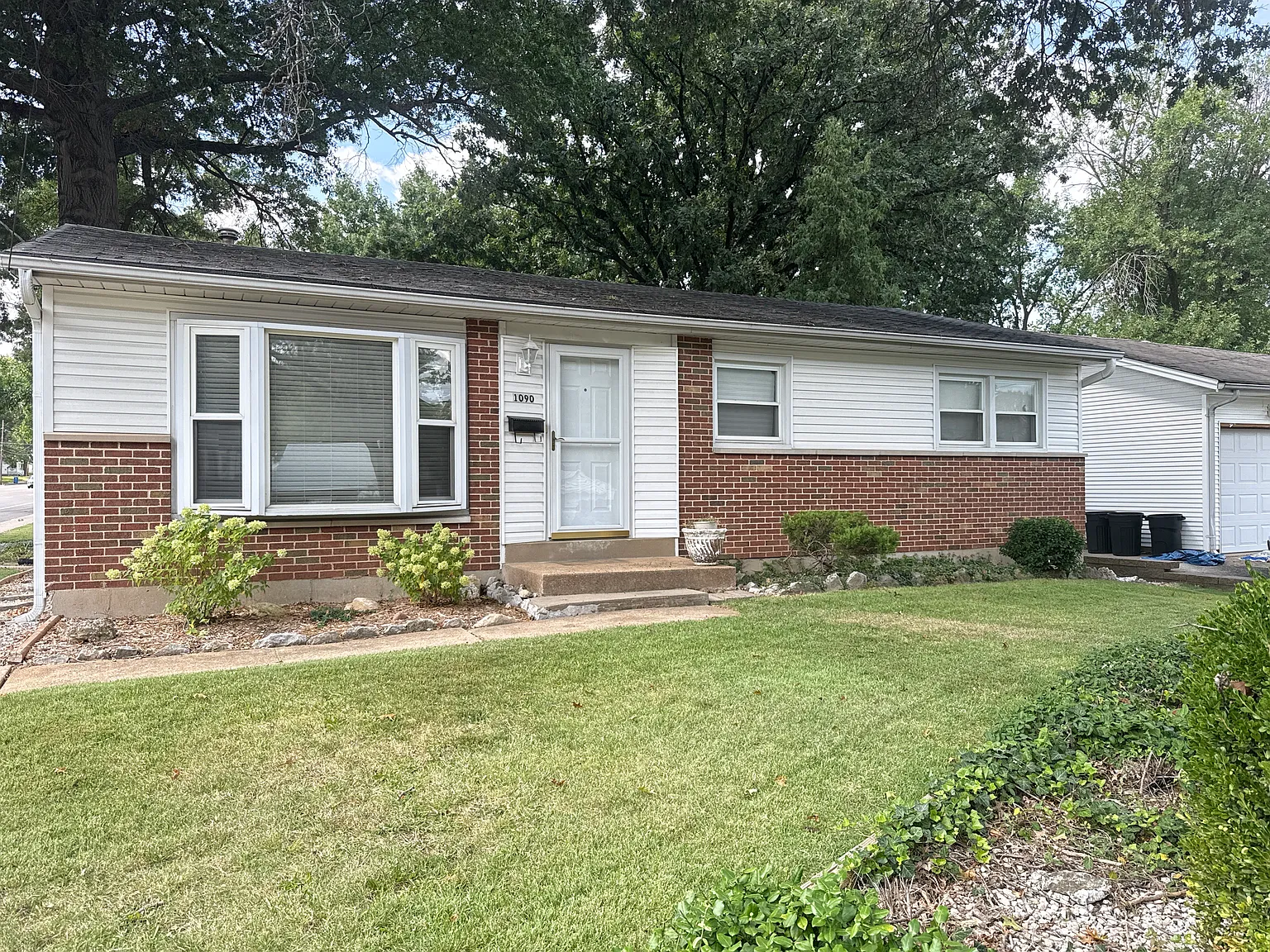 Charming 3-Bedroom Home in Florissant — Photo 1