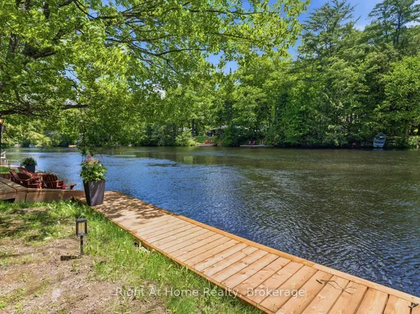 1074 Holiday Park Dr, Bracebridge, ON P1L 1W9