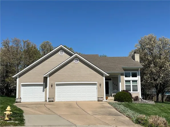 240 NE Victoria Pl, Lees Summit, MO 64086