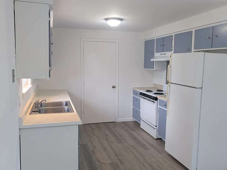 Kitchen angle 2.
